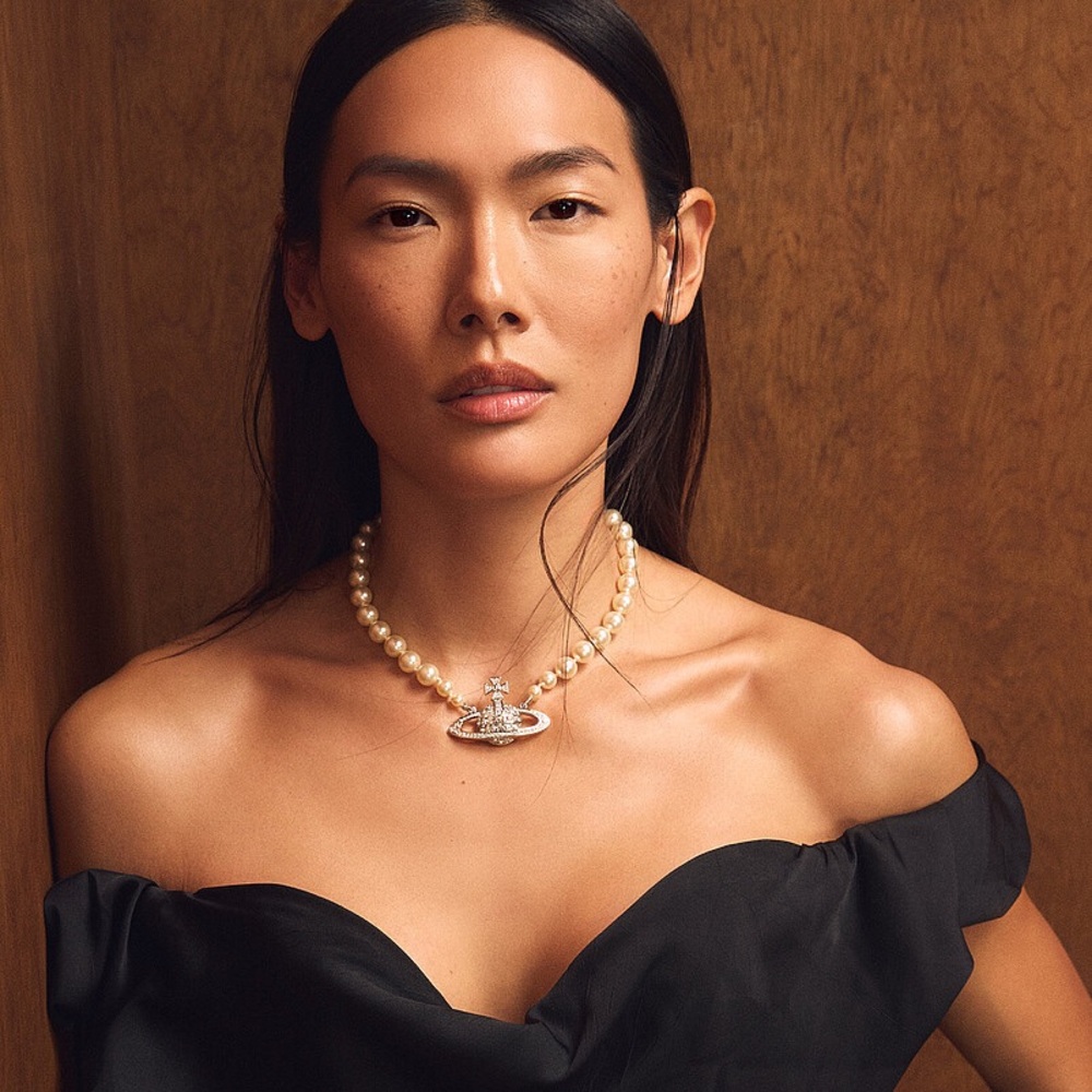VIVIENNE WESTWOOD PEARL SATURN ORB NECKLACE – GOLD TONE & CRYSTAL - Picture 7 of 7